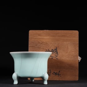 An Exquisite Longquan yao Celadon Glazed Tripod Censer