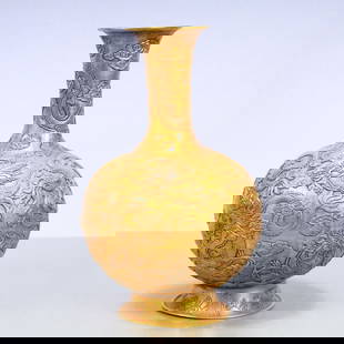 A Exquisite Gilt Bronze Dragon Pattern Auspicious Cloud Pattern Vase: A Exquisite Gilt Bronze Dragon Pattern Auspicious Cloud Pattern Vase Qing Dynasty, China Size:17cmx30cm Weight:1850g&#38108;&#37775;&#37329;&#40857;&#32441;&#31077;&#20113;&#32441;&#29942; &#20013;&#2