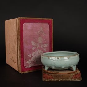 An Exquisite Guan yao Tripod Water Pot