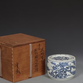 A Exquisite Blue and White Pine Pattern Jar