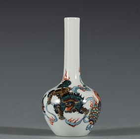 An Exquisite Famille-Rose Lion Pattern Vase