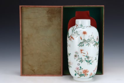 An Exquisite Famille-Rose Flower Pattern Vase