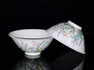 A Exquisite A pair of Famille-Rose Flower Pattern Bowl