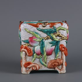 A Exquisite Famille-Rose Bats and Peach Pattern Flower pot