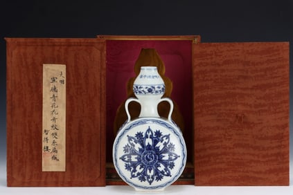 An Exquisite Blue and White Lotus Pattern Tripod Vase
