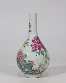 An Exquisite Famille-Rose Flower Pattern Vase