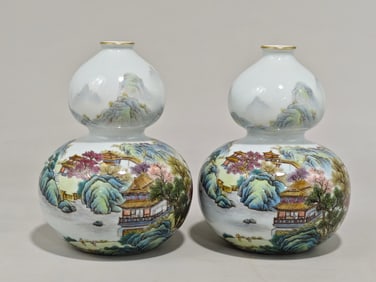 A Exquisite A pair of Famille-Rose Outline in gold Landscape Pattern Gourd-Shaped Vase