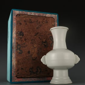 An Exquisite Sweet white Glaze Double-Ears Vase