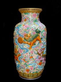 A Exquisite A pair of Famille-Rose Outline in gold Flower Pattern Lion Pattern Vase