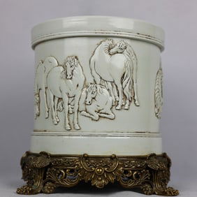 A Exquisite Blance-De-Chine Inlaid Bronze Horse Pattern Brush Pot