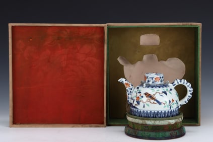An Exquisite Wucai Lotus Pattern Flower and Bird Pattern Ewer