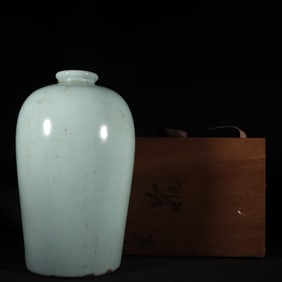 An Exquisite Guan yao Celadon Glazed Vase
