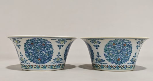 A Exquisite A pair of Doucai Flower Pattern Bowl