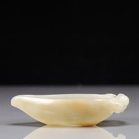 An Exquisite Green Jade Peach Pattern Brush Washer