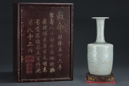 An Exquisite Ru yao Phoenix Pattern Vase