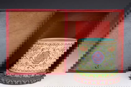 An Exquisite Famille-Rose Lotus Pattern Brush Pot
