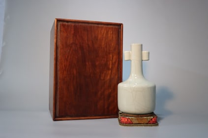 A Rare Fangsong Ge Yao Double-Ears Vase