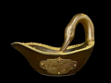 An Archaic Gilt-Silver Chased Agate Vessel Inlaid with Gemstones