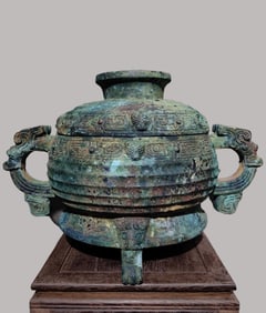 An Archaic Bronze Gui with Twin Handles, Spiral Pattern