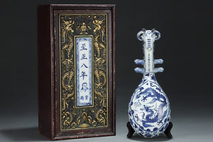 A Rare Blue and White Lotus Flower Dragon Pattern pipa