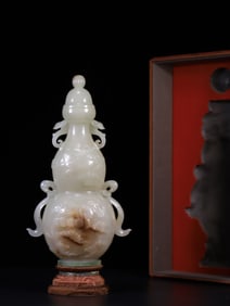 A Exquisite Hetian Jade Carved Cloud Pattern Gourd Shaped Vase Ornament