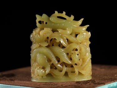 A Exquisite Hetian Jade Engraved Dragon Pattern Censer Ornament