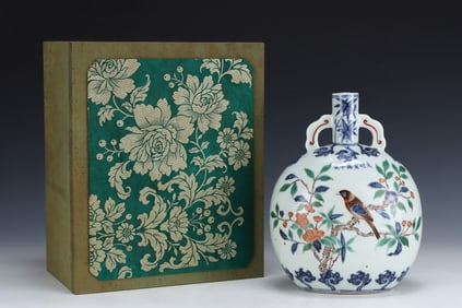 A Rare Wucai Flower and Bird Pattern Vase