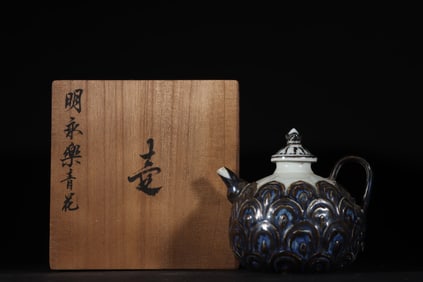 A Rare blue and white Lotus petal shape pot