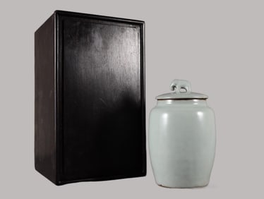 A Rare Guan yao white glaze Jar