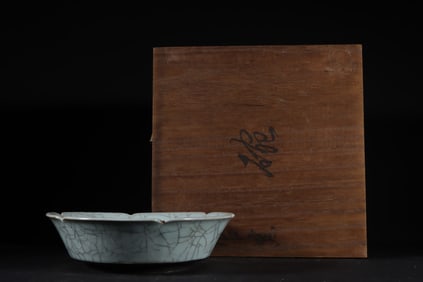 A Rare Guan yao Celadon Glzed Silver Inlay Sunflower-shaped Brush Washer