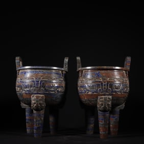 A pair of rare Bronze Tripod Ding Tripod