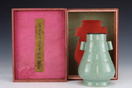 A Rare Ru yao Sky Blue Glazed Ice Crackle Pattern Double-Ears Vase