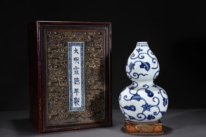 A Rare Blue and White Lotus Pattern Gourd-Shaped Vase