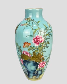 A Rare Green-Ground Famille Rose Gold-Traced Flower & Bird Pattern Vase