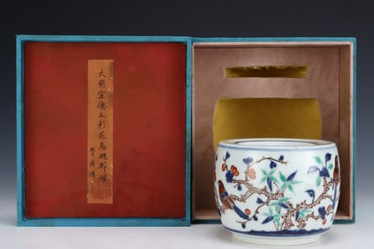 A Rare Wucai Flower and Bird Pattern Jar