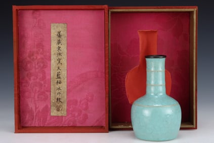 A Rare Ru yao Sky Blue Glazed Ice Crackle Pattern Vase