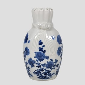Blue and white chrysanthemum pattern vase