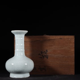 A Rare Guan yao with poem Chord pattern Vase