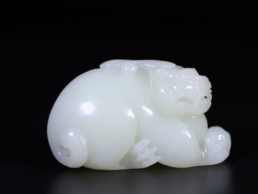 A Exquisite Hetian Jade Auspicious Beast Ornament