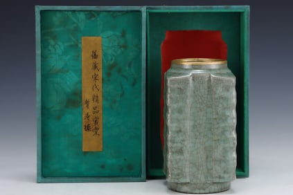 A Rare Guan yao Celadon Glzed Vase