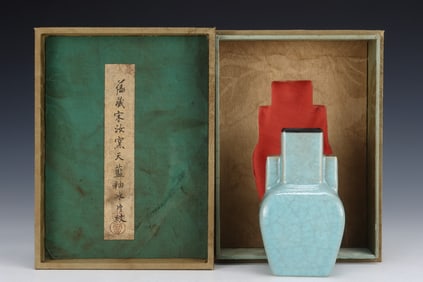 A Rare Ru yao Sky Blue Glazed Ice Crackle Pattern Double-Ears Vase