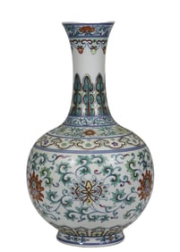 Famille-Rose Wreath of Branches and Floral Pattern Vase