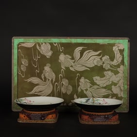 A pair of Exquisite Famille-Rose Flower and Bird Pattern Plate