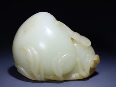 A Exquisite Hetian Jade Peach Shape Ornament
