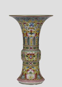 Famille-Rose floral pattern vase