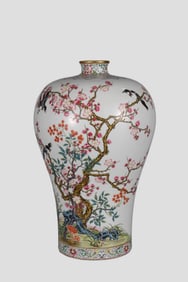A Rare Famille Rose Gold-Traced Flower & Bird Pattern Vase