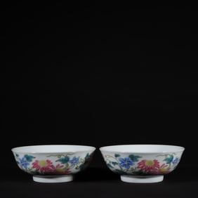 A pair of rare Enamel Flower Pattern Bowl