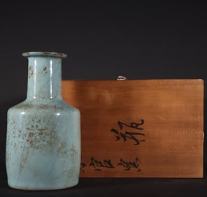 An Exquisite Guan yao Celadon Glazed Vase