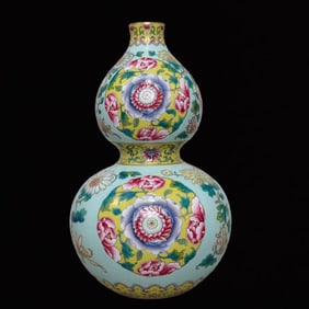 A Rare Green Ground Famille-Rose Flower Pattern Gourd-Shaped Vase