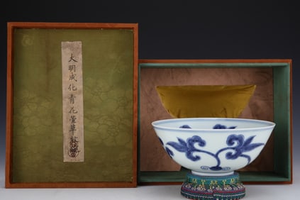 An Exquisite Blue and White Grass Pattern Bowl